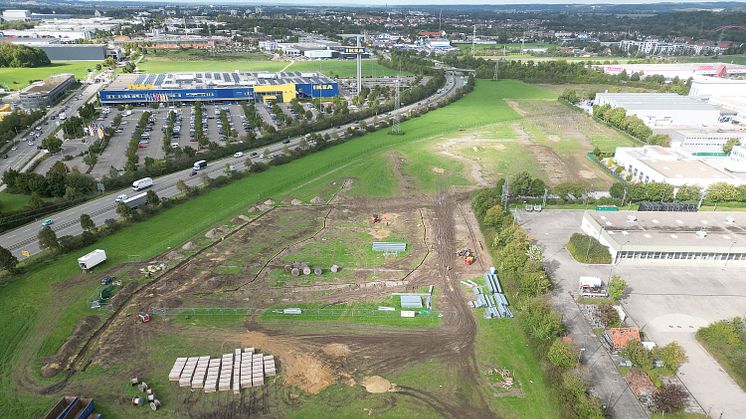 Die neue Freiflächen-Photovoltaikanlage befindet sich in der Krumbacher Straße. Nach Fertigstellung erstreckt sich die Anlage auf eine Fläche von 35.000 Quadratmetern und erreicht eine Leistung von 3 Megawatt (LEW / Thorsten Franzisi)