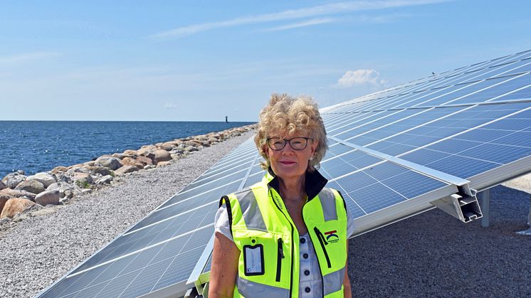 Birgitta Larsson Lindersköld framför hamnens nya solcellspark.