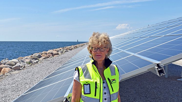 Birgitta Larsson Lindersköld framför hamnens nya solcellspark.
