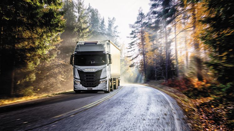 Iveco-mallisto vastaa vahvasti myös ilmastohaasteeseen. Kuljetus 2023 -messuilla nähtävissä Ivecon kattava valikoima biokaasu -ja sähkökäyttöistä kuljetuskalustoa.