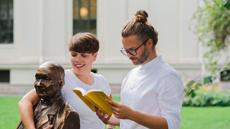 Nynorskens far Ivar Aasen, språkkonsulent Inger Johanne Sæterbakk og formidlingsansvarleg Erlend Tårnesvik Dreiås. Foto: Maiken Mathisen.