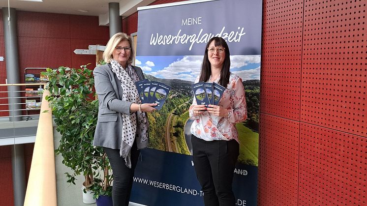 Petra Wegener und Liesa Dopheide (Geschäftsführerin und Junior Online Marketing Managerin vom Weserbergland Tourismus e.V.) präsentieren die neue Broschüre Tipps für Entdecker 2024