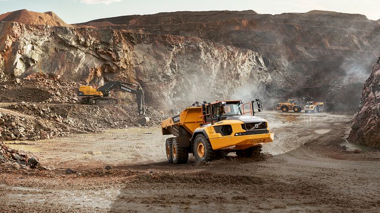 Swecon visar sina största Volvo-maskiner på den svenska marknaden; grävmaskinen EC750E och dumpern A60H.