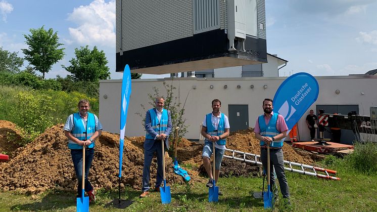 V.l.n.r.: Clemens Konieczny (Leiter Tiefbauamt Stadt Usingen), Bürgermeister Steffen Wernard, Joachim Brötz (Ortsvorsteher Usingen) sowie Florian Frommherz (Deutsche Glasfaser) bei der Aufstellung des PoP im Hergenhahnring