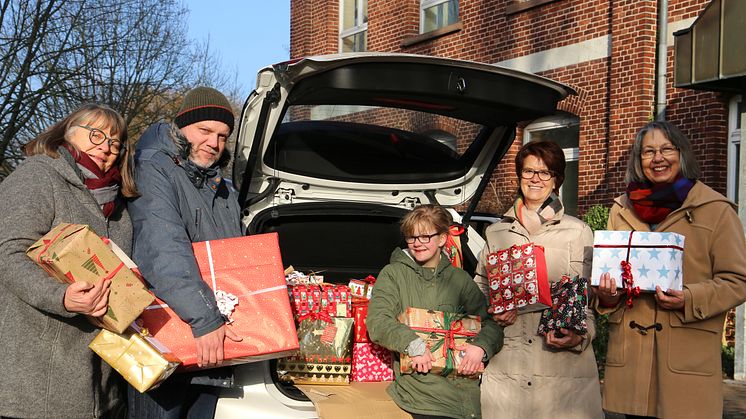 Christel Diebel, Matthias Krause und Luisa Rein (alle Hephata) freuen sich über die Geschenke der Hanauer Zonta-Frauen Birgit Massin-Erbe und Claudia Borowski (von links).