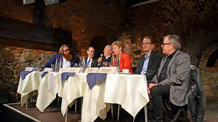 Podium beim 203. Tourismusfrühstück (v.l.): Claudius Nießen, Rev. Dr. Robert Moore, Dr. Helge-Heinz Heinker (Moderator), Dr. Gabriele Goldfuß, Volker Bremer und Michael Weichert