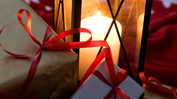 Vi önskar er en god jul - men ta det försiktigt med ljusen!