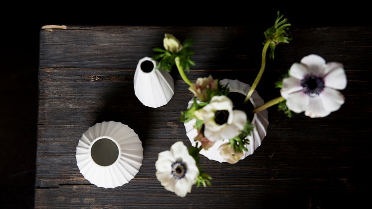 Relieff hvite vaser fra Porsgrunds Porselænsfabrik
