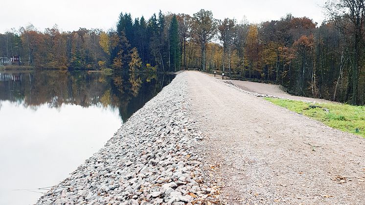 Dammsäkerheten höjs genom nytt erosionsskydd och stödbankar. Foto: Svevia