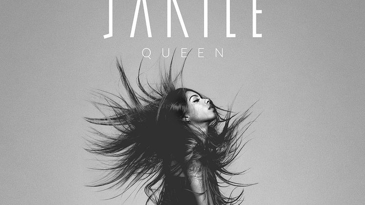 ​Janice intar tronen med "Queen"