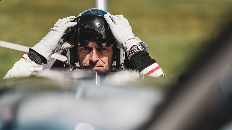 Mit der MARQ Aviator behält Matthias Dolderer globale Fliegerkarten im Blick und wickelt unter anderem Vorflug- und Routinekontrolle ab.