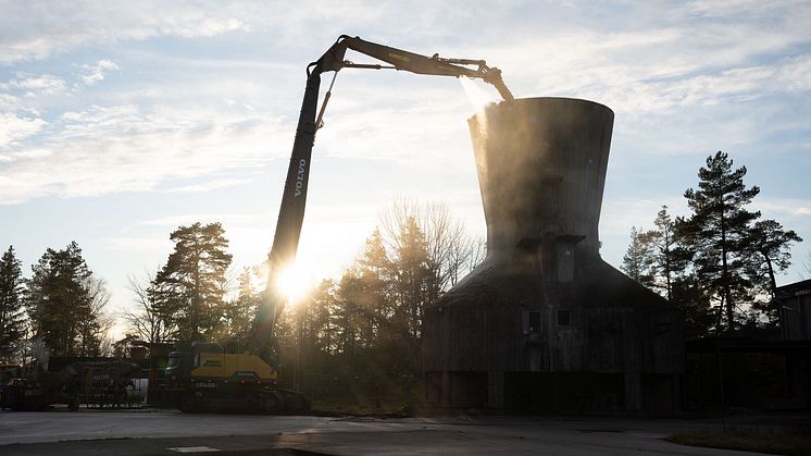 Volvo EC480E High Reach river kyltornet i Ågesta