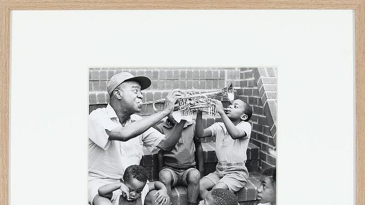 Et originalt pressefotografi af den amerikanske jazzmusiker Louis Armstrong, vurderet til 3.000 kr., kommer sammen med en række andre portrætfotos af berømtheder på auktion hos Bruun Rasmussen. 