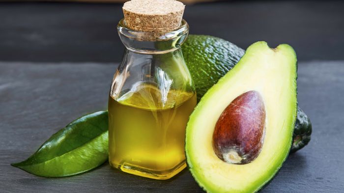 Die Avocado liegt voll im Trend und hat mittlerweile einen festen Platz auf dem Speiseplan vieler gesundheitsbewusster Menschen. Die Kosmetik wiederum nutzt schon lange die pflegenden Eigenschaften ihres Öls. Bild: marrakeshh | stock.adobe.com