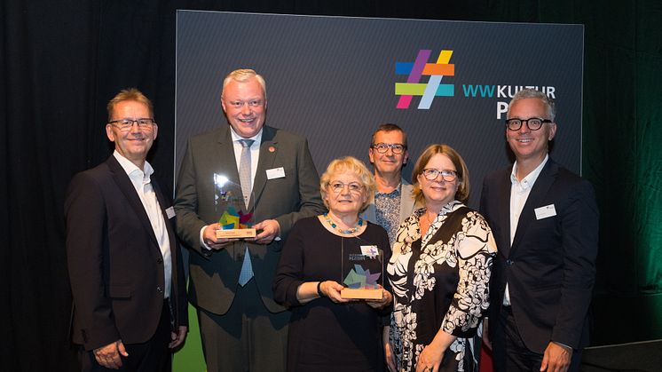 Die Jury-Mitglieder Jürgen Noch (l.) und Dr. Ingo Grabowski (r.) übergeben den Preis an Daniel Hartmann (Bürgermeister Stadt Höxter), Eva Greipel-Werbeck, Dr. Wolfgang Avenhaus (beide Jacob Pins Gesellschaft) und Nadine Fellmann (Stadt Höxter)