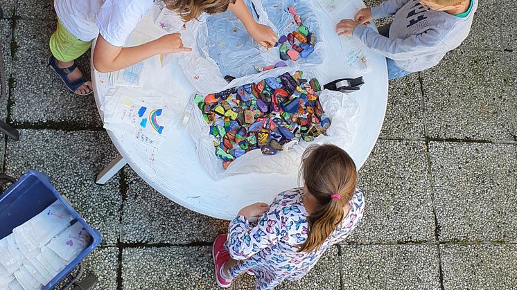 Beim Verpacken der bunten Steine: Schülerinnen und Schüler der Dietrich-Bonhoeffer-Schule bereiten mit einer Bastelaktion Seniorinnen und Senioren während der Corona-Pandemie eine Freude.