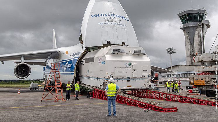 Arrivée d’EUTELSAT 7C à l’aéroport de Cayenne-Félix-Éboué ( (Guyane française) où le caisson contenant le satellite est déchargé d’un avion-cargo Antonov. Crédit photo : Arianespace