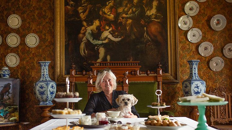 Sofie Magnusson, VD Huseby Bruk, intar Afternoon tea på frökens plats i matsalen. Bilden ingår  i Visit Åsnens kampanj "Local heroes".