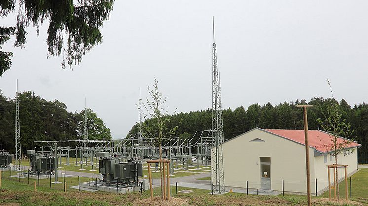 Zwischen den Umspannwerken Kleinschwabhausen (Foto) und Oberbachern plant die Bayernwerk Netz den Bau einer circa 18 Kilometer langen 110-Kilovolt-Leitung. 