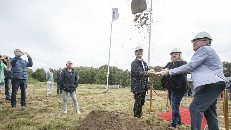 Äntligen byggstart! Fr v Joakim Jacobsson, projektledare, Riksbyggen, Ulla Olofsson Blidberg, enhetschef på Lysekilshemmet och Roland Karlsson, ordförande i Lysekils omsorgsbostäder. Foto: Gabriel Berndtsson 