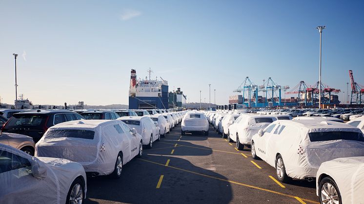 Volvobilar lastas för export på fartygen City of Oslo och Undine. Bild: Göteborgs Hamn AB.