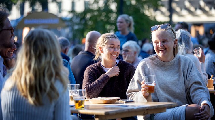 Massor av besökare njöt i solen av årets Matfestival i Skövde. Foto: Tobias Andersson/upplevskovde.se