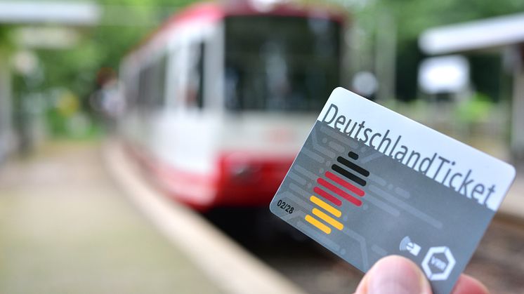 10_Fahrgäste in Stadtbahnhaltestelle_b.jpg