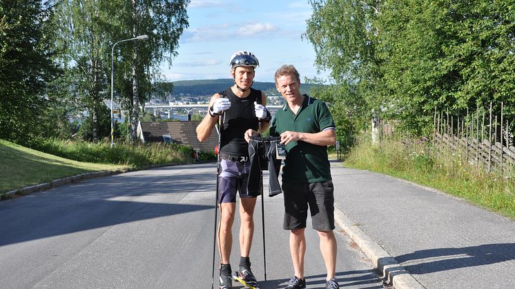 NY SPORTINNOVATION: Överläkaren Fredrik Lundh är också entreprenör och har tagit fram höftskydd i form av en byxa. Skidåkaren Anders Svanebo har hjälpt till med utvecklingsarbetet.