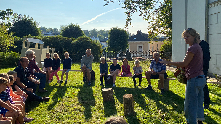 Bilde fra Spikkeworkshop i forbindelse med utstillingen Norske kunsthåndverkeres Temautstilling SKOG 2021, under kunstfestivalen Greenlightdistrict. 