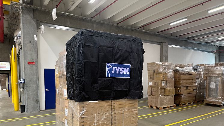 JYSK führt Palettendeckel ein: Damit sollen jährlich 920 Tonnen Plastik eingespart werden