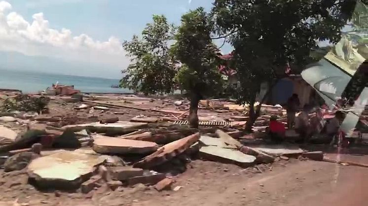 Förödelse efter tsunamin som drog in över ön Sulawesi, Indonesien