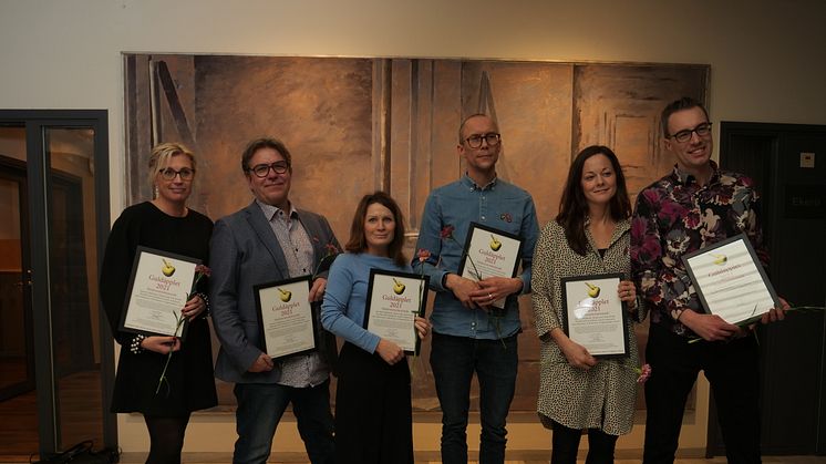 Ett team från Dragonskolan har tilldelats Guldäpplejuryns hedersomnämnande. Från vänster: Jennifer Hedström, Erik Forssell, Anneli Andersson, Erik Jönsson, Sofia Johansson och Niclas Lind. Saknas på bilden: Pernilla Nordlund. Foto: Bo Helmersson.