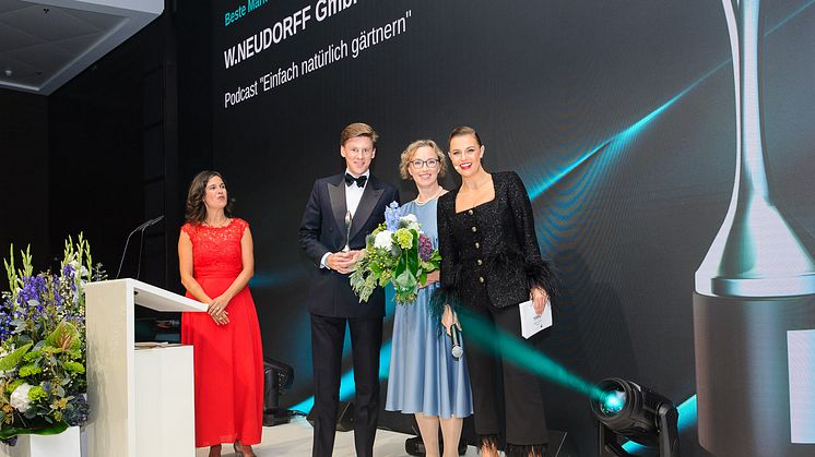 Preisverleihung des 17. Taspo Awards im Oktober 2023: Neudorff-Geschäftsführer Richard von Herman und Pressesprecherin und Podcast-Initiatorin Sabine Klingelhöfer nehmen den Taspo Award in der Kategorie „Beste Marketingaktivität digital“ entgegen