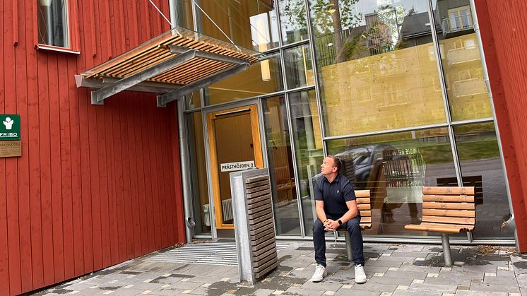 Sittplatser både utanför och innanför ytterdörren på Prästhöjden ger möjlighet till möten och vila. FRIBO:s vd Kjell-Ove Sethson provsitter.