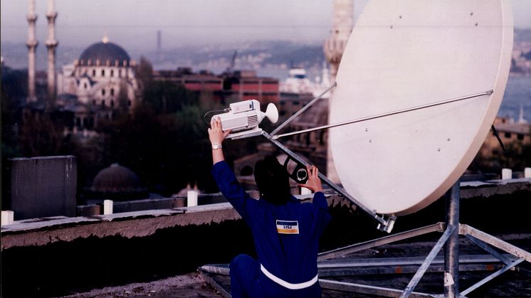 1994 Istanbul'da VSAT anteni kurulumu.jpg