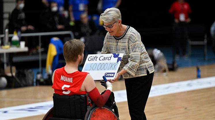 Kaare Momme Nielsen får overrakt "Bring dedication"-legatet af Kristine Brunsborg. Fotokredit: Lars Møller for Parasport Danmark