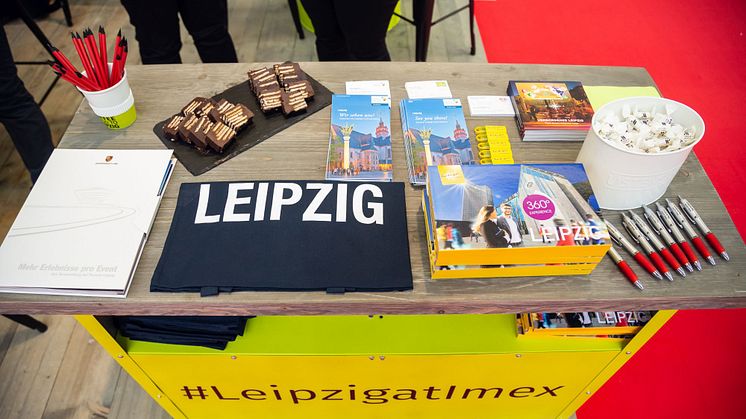 Informationsmaterial und "Kalter Hund" an Leipzigs Stand auf der IMEX 2019