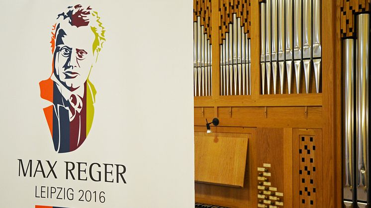 Logo "Max Reger Festjahr 2016" vor der Orgel im Kammermusiksaal der HMT Leipzig