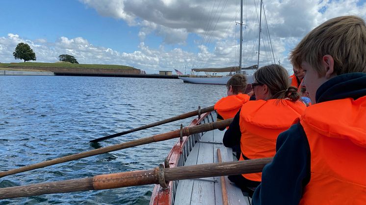 Hele sommeren byder M/S på vaskeægte, sjove og lærerige sømandsaktiviteter i og omkring havnen. Tag med på robådssejlads eller send hele familien i lære som matros på fyrskibet. Gratis for børn under 18 år og voksne med billet til museet. 