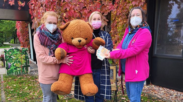 Eiskalte Überraschung für Bärenherz: Erikas Eisdiele und Friseurlädchen Fischer übergeben Spende im Kinderhospiz