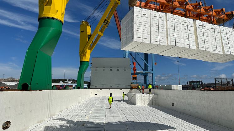 Pulp being discharged at the Port of Gothenburg. Photo: Gothenburg Port Authority.