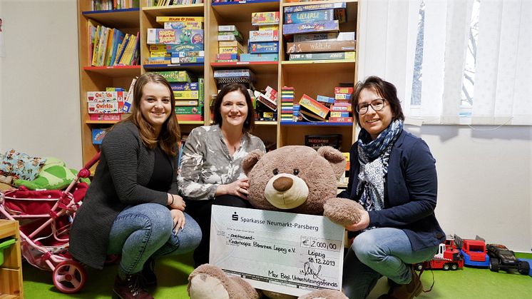 Chantalle  Pröhl (Betriebsratsmitglied) und Sissy Glüheisen (Projektkauffrau) von Max Bögl kamen im Kinderhospiz vorbei und übergaben den Spendenscheck an Kerstin Stadler von Bärenherz (re.)