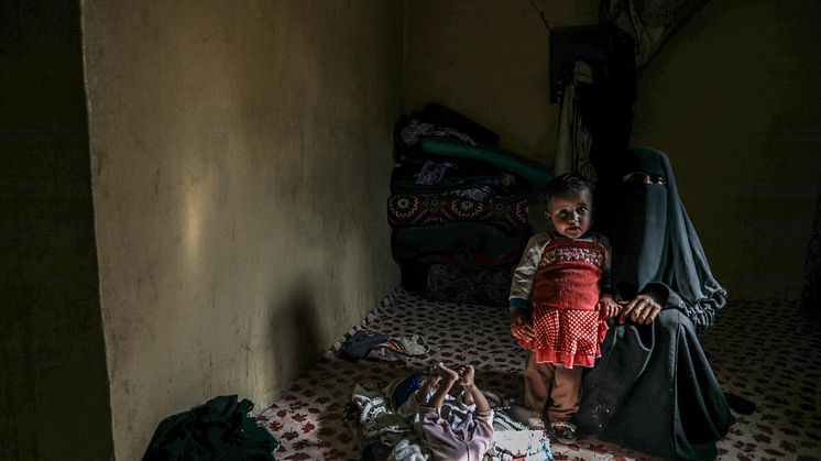 Suha* at home with her sister Manar*, 2.5, and their mother Mariam*, 26, Taiz, Yemen