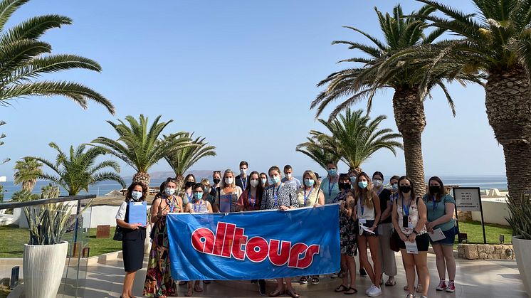 Die alltours Inforeise kann beginnen: Gut gelaunt und voller Tatendrang sind die Teilnehmer auf Kreta angekommen. (Foto alltours)