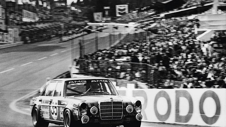 I 1971 gjorde en stor 4-dørs Mercedes 300 SEL sin entre på banerne med modelbetegnelsen AMG 300 SEL 6.8, og intet var længere det samme.
