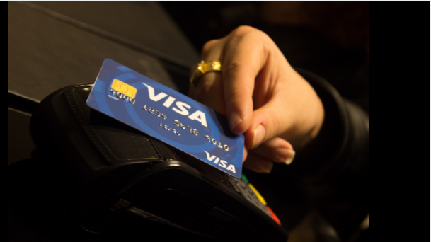 Pagamento con carta Visa contactless al terminale 