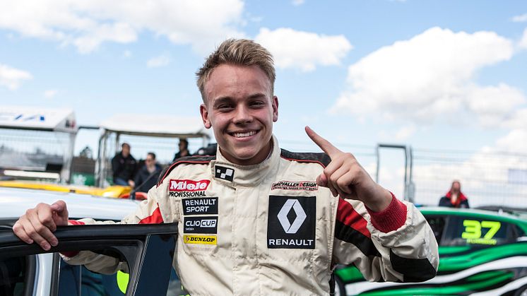 Nicklas Oscarsson leder Renault Clio Cup efter premiärhelgen