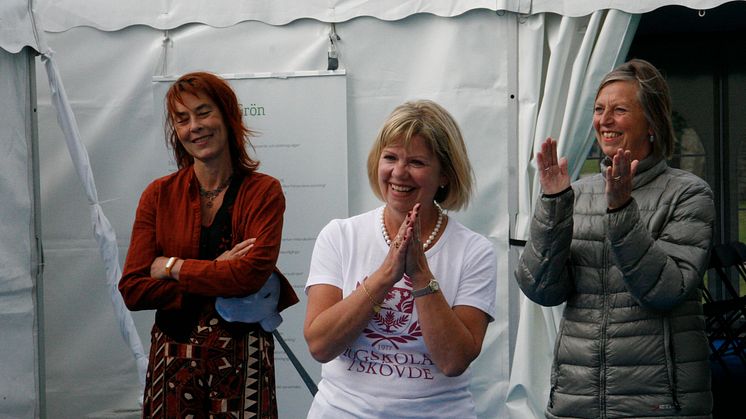 Lena Mårtensson (i mitten) från Högskolan i Skövde tog hem årets Science Battle i Almedalen. Till vänster ses Lena Pareto som representerade Högskolan Väst i tävlingen.