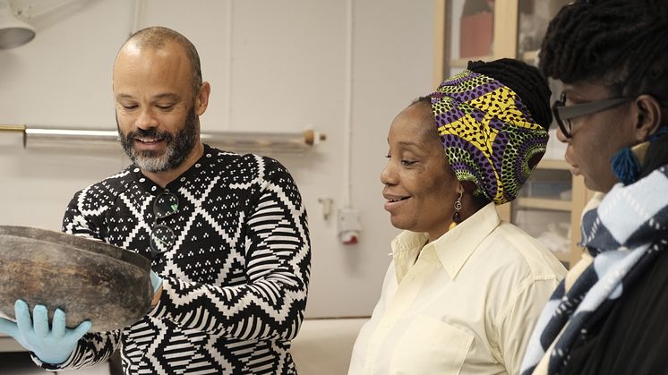 Afrikaintendent Michael Barrett med Mulenga Kapwepwe och Samba Yonga från Women's History Museum of Zambia.