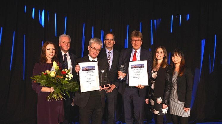 Prof. Dr. Peter Wollny für das Bach-Archiv Leipzig (3.v.l.) und Prof. Andreas Schulz (3.v.r.) in Vertretung für Prof. Herbert Blomstedt erhielten den Leipziger Tourismuspreis 2017 